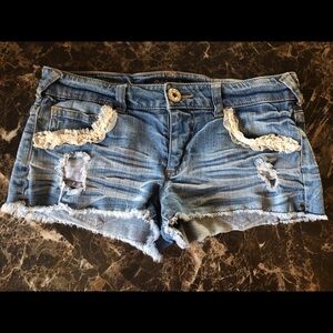 Celebrity pink lace ruffle trim jean shorts. Size 5